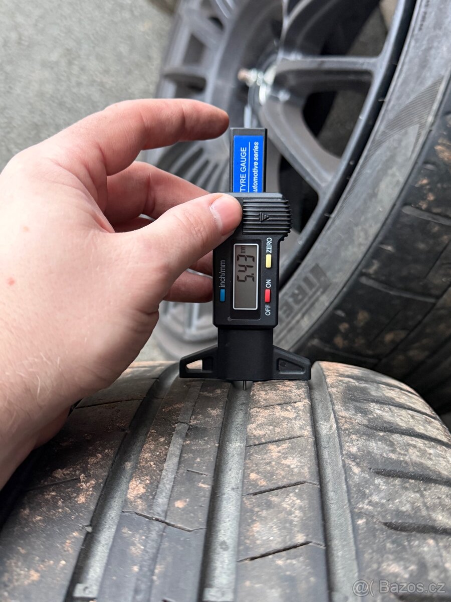 Rotiform BUC S719 8.5x19 ET45 + Pirelli P-Zero PZ4 235/35 - 8