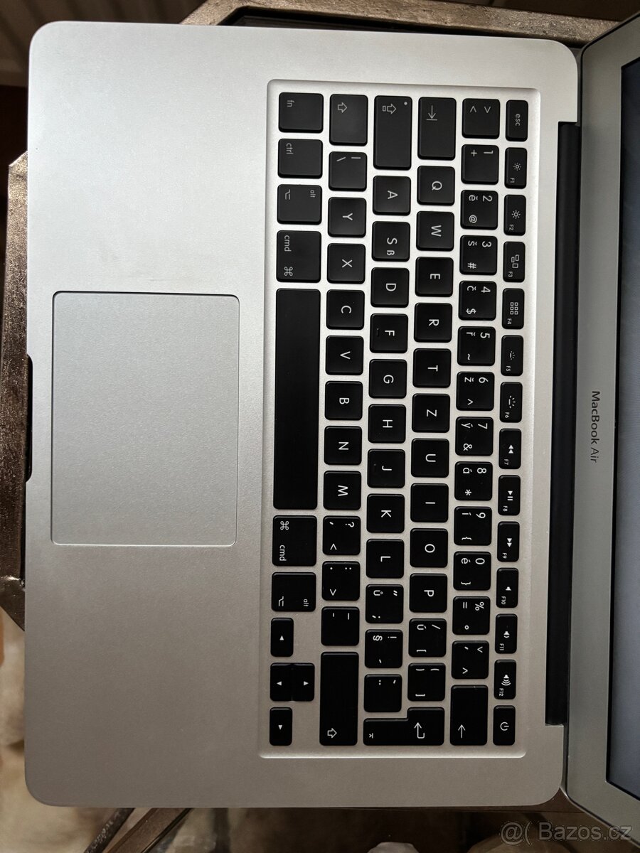 MacBook Air 13” – Intel i7, 8 GB RAM, moc dobrý stav - 8