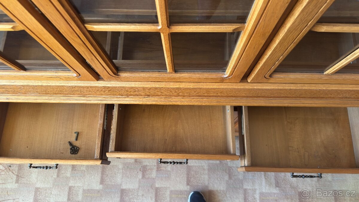 Masivní vitrína / příborník - 8