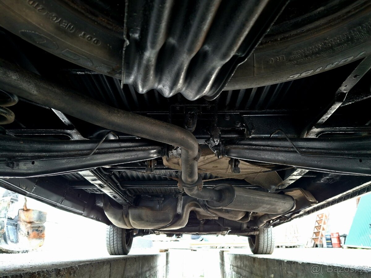 VW Transporter 2.5 TDi 5.míst - 8