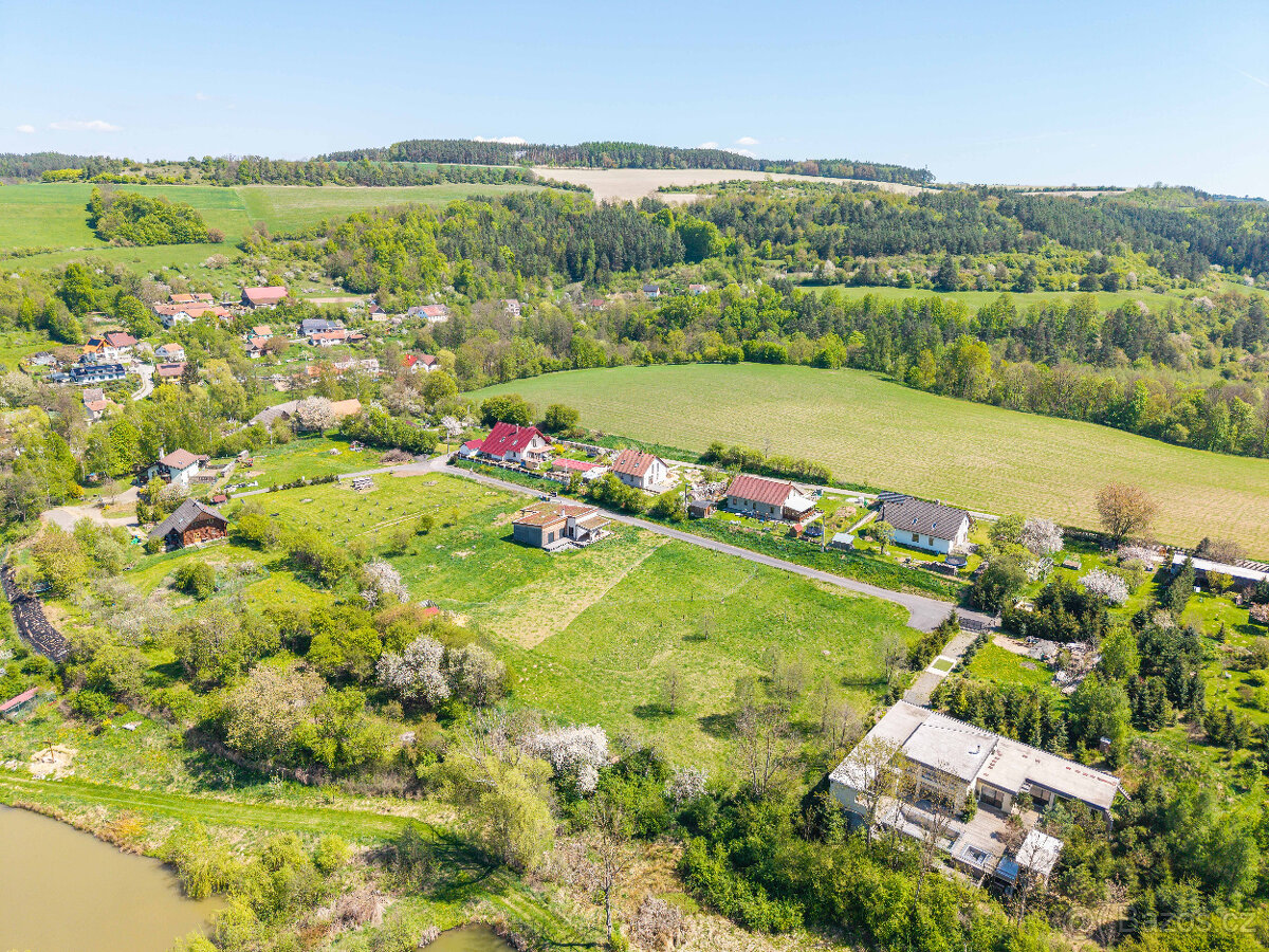 Prodej stavebního pozemku 2079 m² - 8