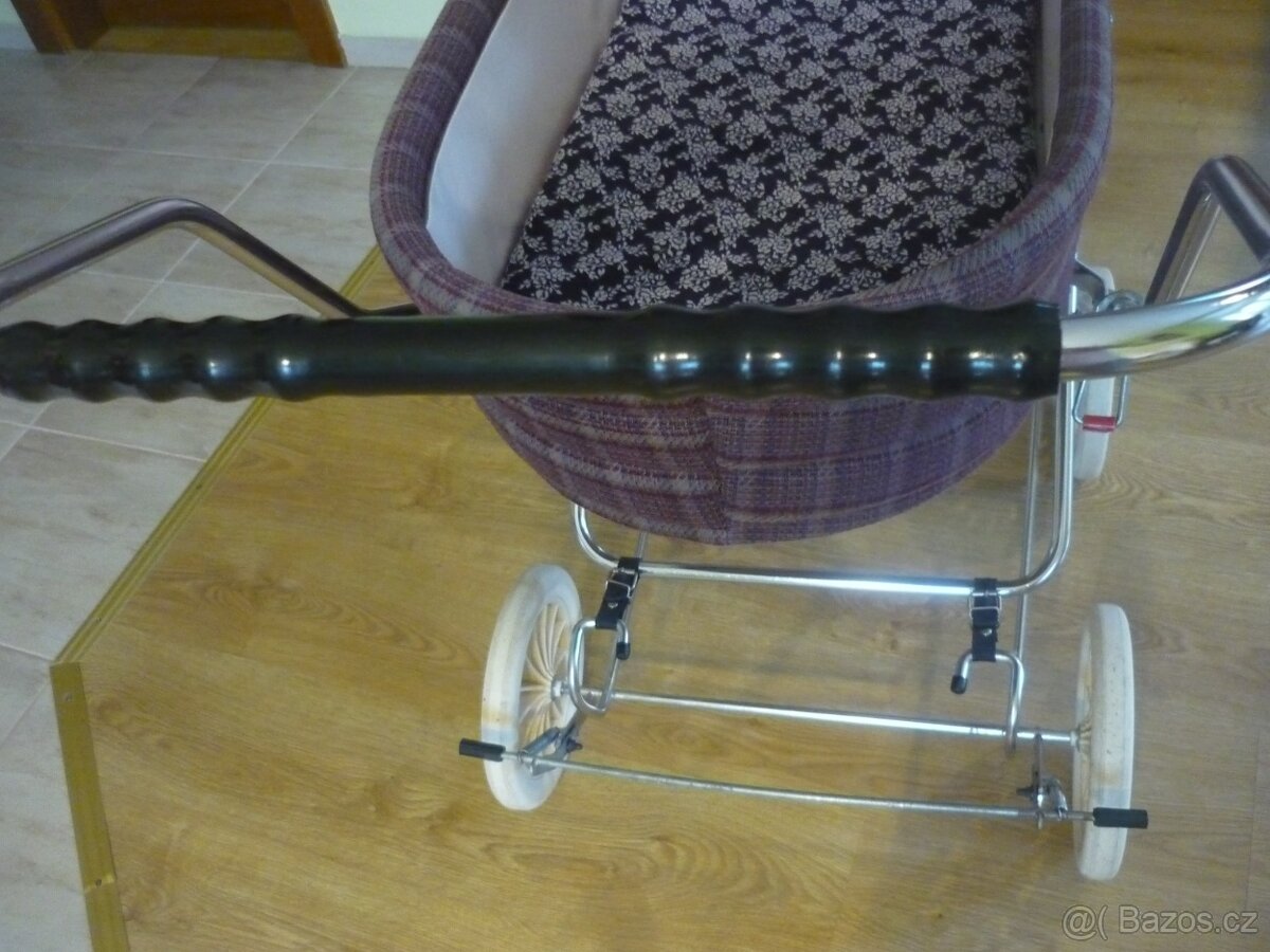 Nostalgický starý retro kočárek. - 8