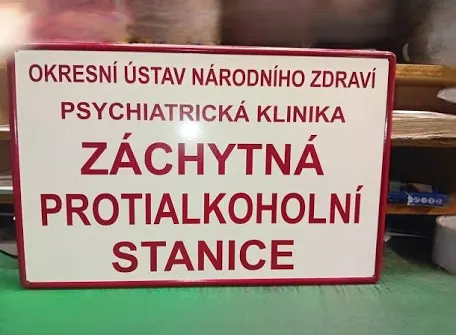 Staré plechové cedule a lavička - 8