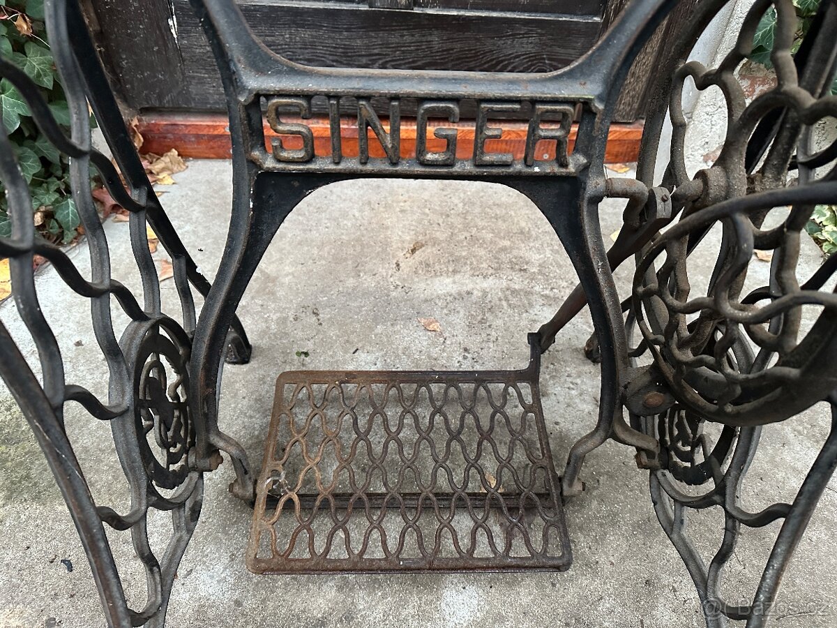 Krásné nohy od šicího stroje SINGER - 8