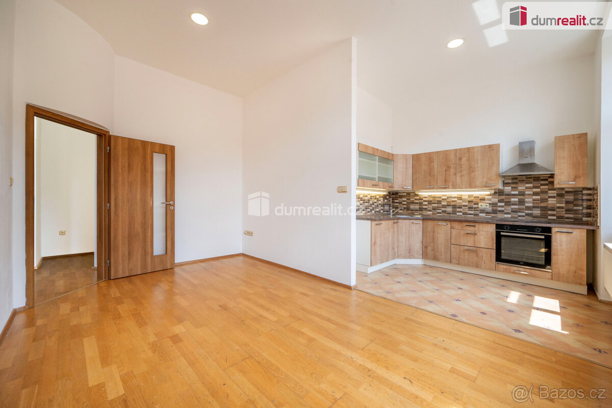 K pronájmu, bytu 3+kk, ul. Karla IV. 92/1, centrum města Čes - 8