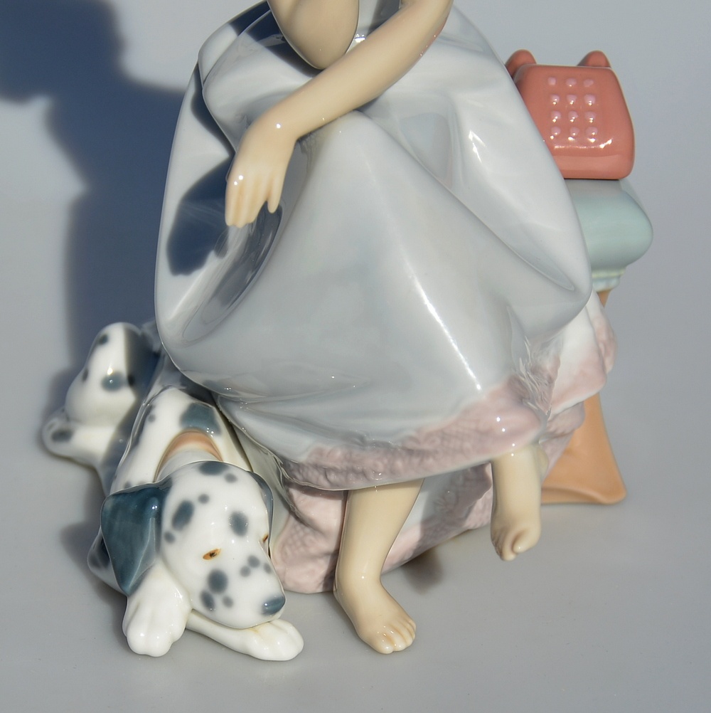 LLadró porcelánová soška - Dívka s telefonem a psem - 8
