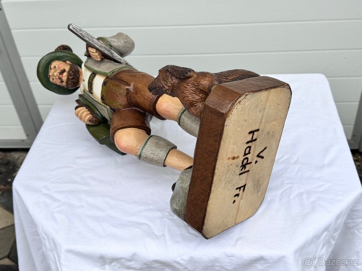 Velmi pěkná velká dřevěná socha myslivce malovaná - 8