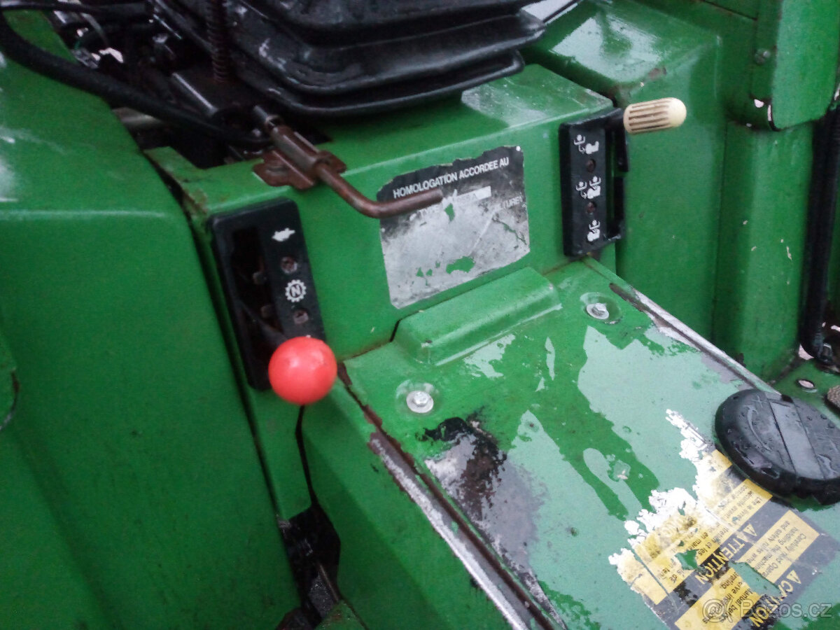 MALOTRAKTOR JOHN DEERE S ČELNÍM NAKLADAČEM - 8