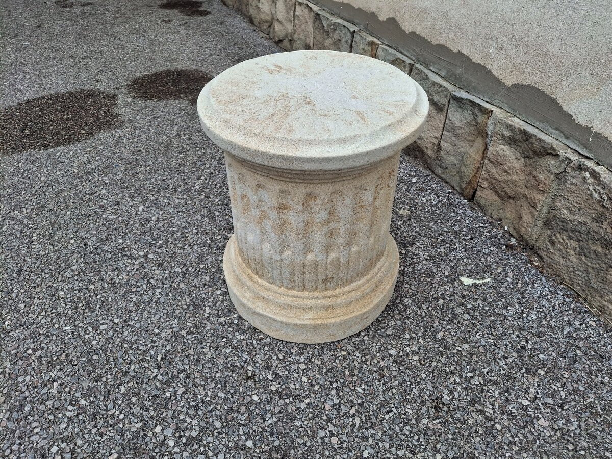 Řecká dívka s podstavcem z pískovce - 8