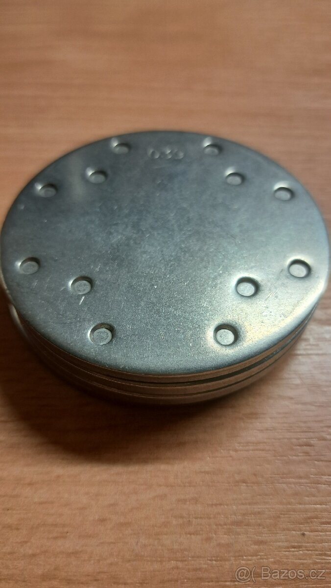 Čtyři kruhové kovové disky - 8