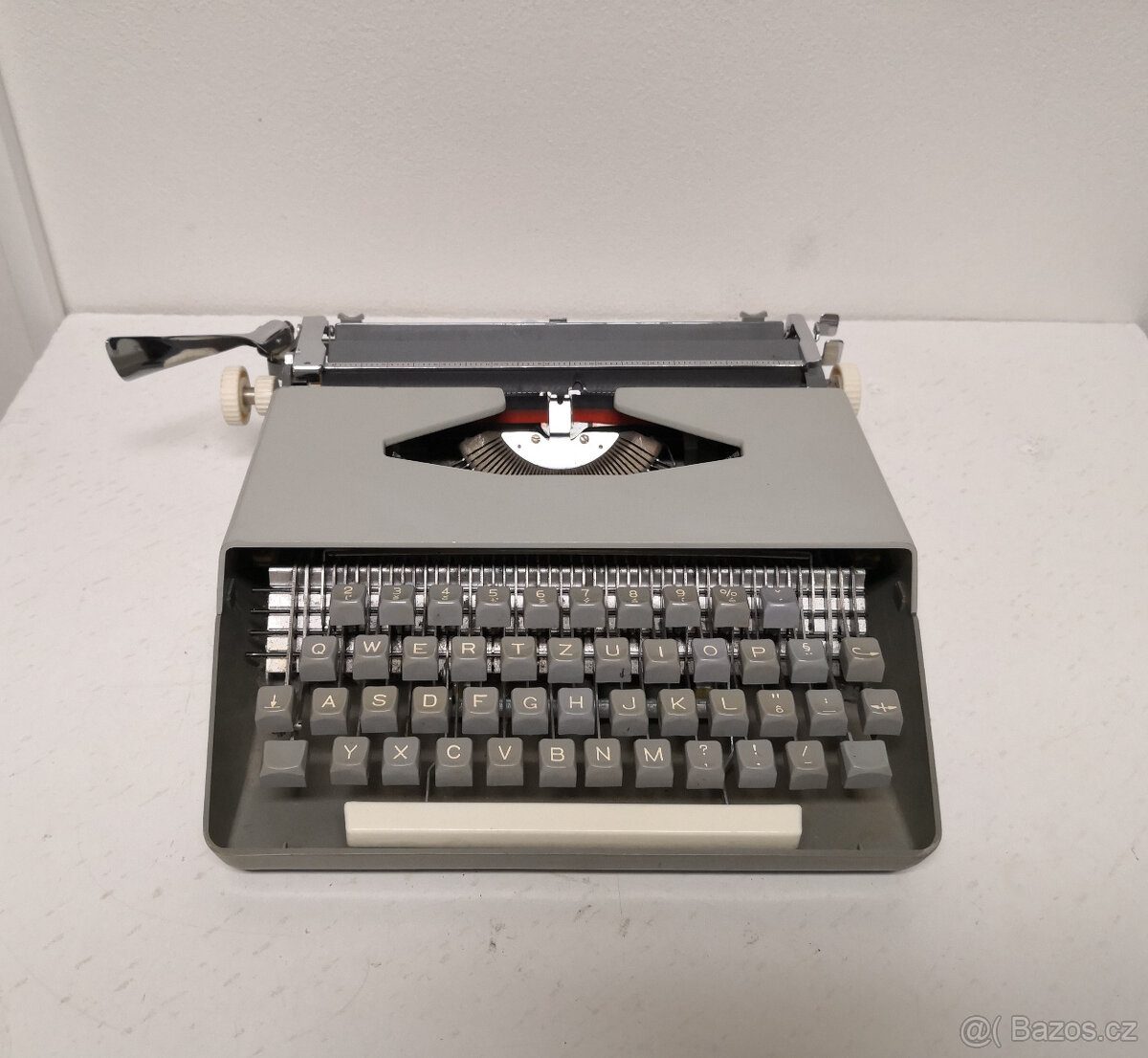 Písací stroj s koženým kufríkom - 8