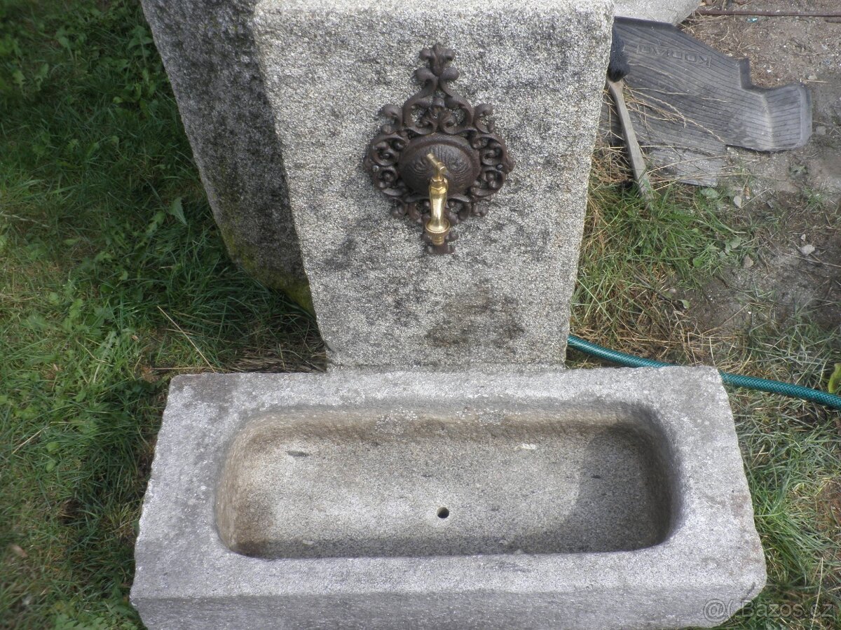 stará kamenná kašna s tekoucí vodou koryto kaménka - 8