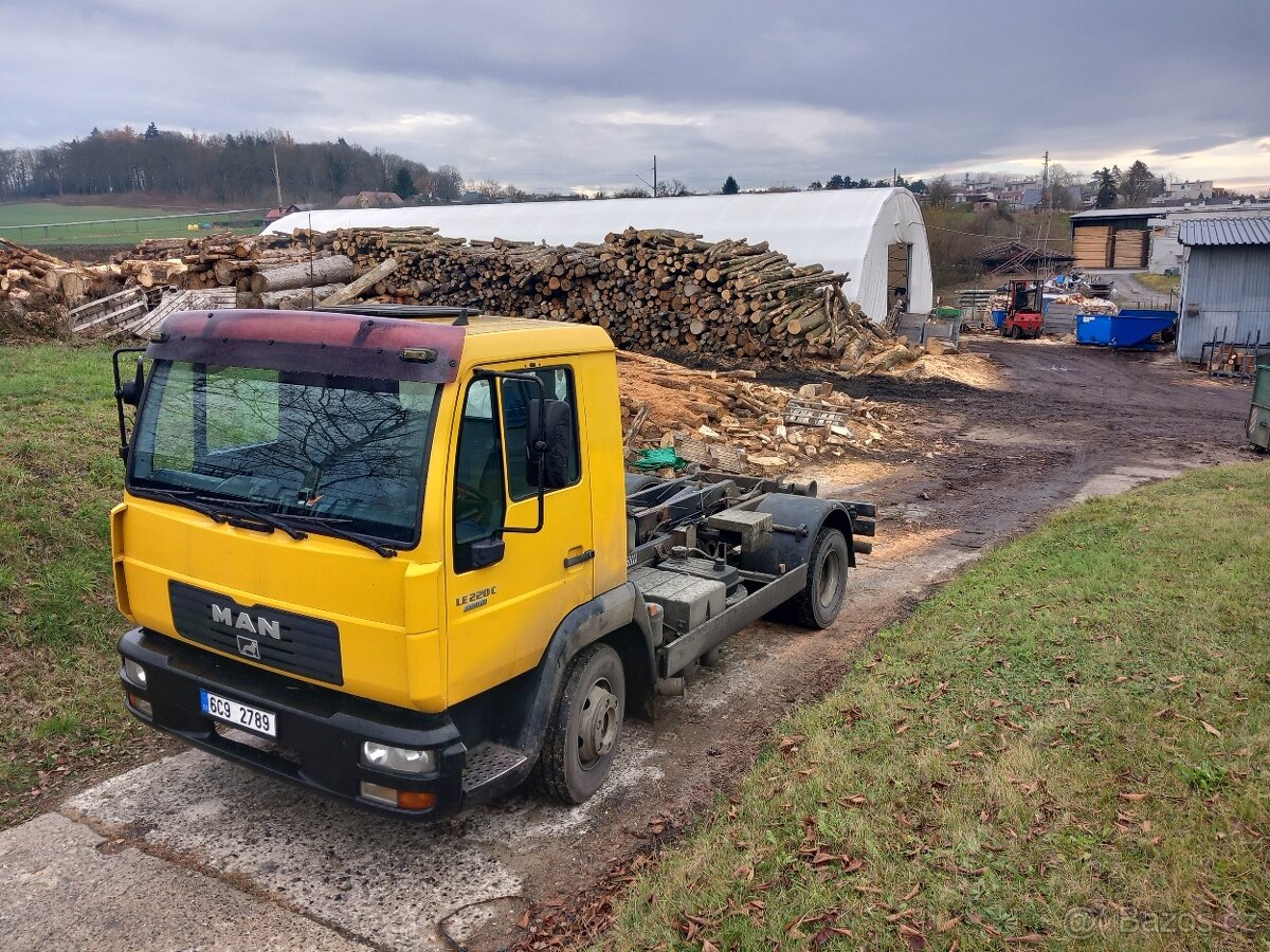 Man nosic kontejneru - 8