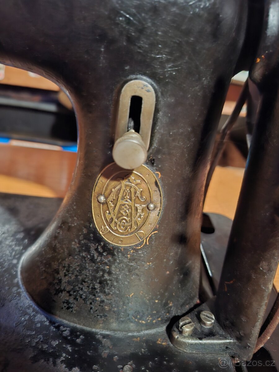 Starý skříňový šicí stroj - 8