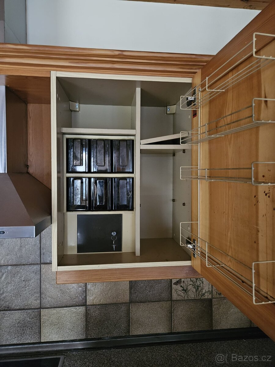 Masivní kuchyňská linka z Německa se spotřebiči - 8