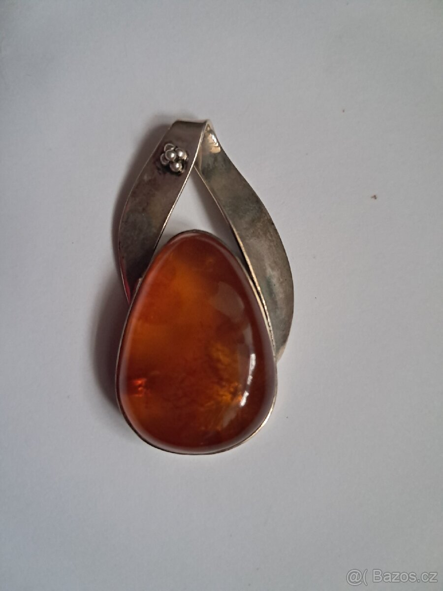 Stříbrný přívěsek s jantarem - 8