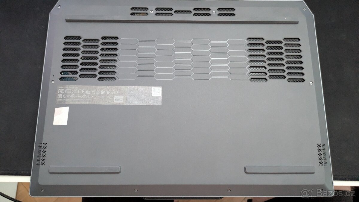 Lenovo LOQ 15IRX9 - 8