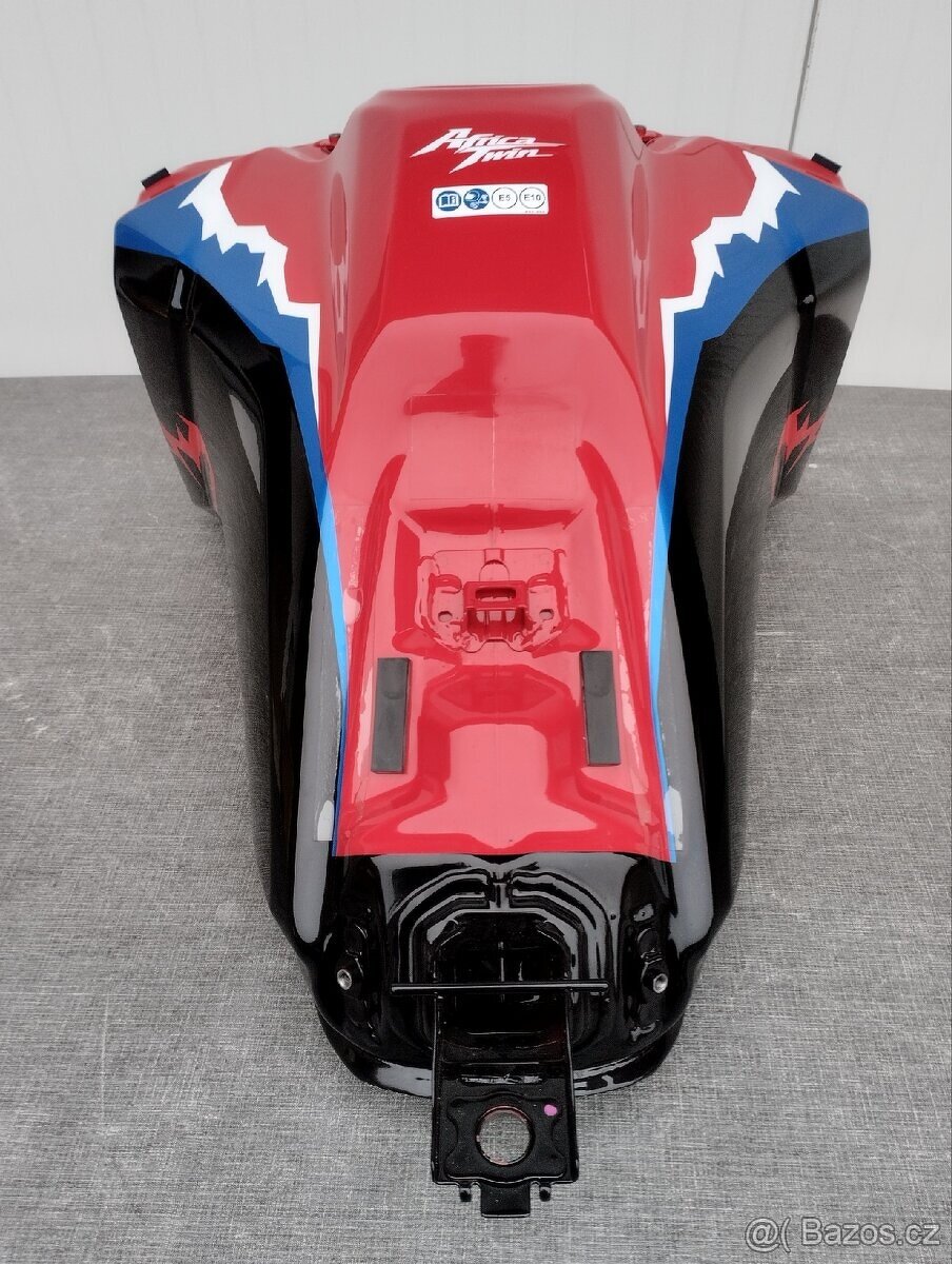 Nádrž Honda Africa Twin 1100 + poškoz. díly - 8