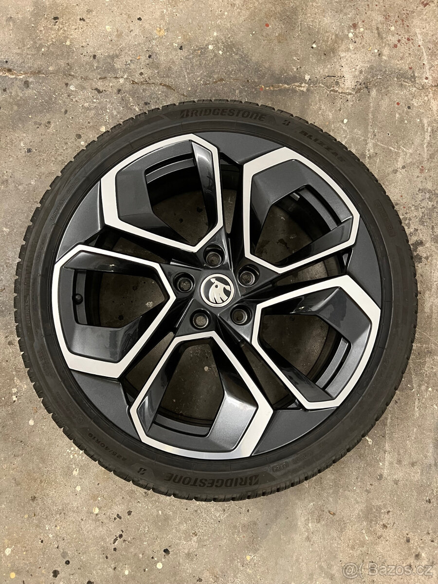 Octavia - originál komplet zimní kola.Jako nové.8mm.Přivezu - 8