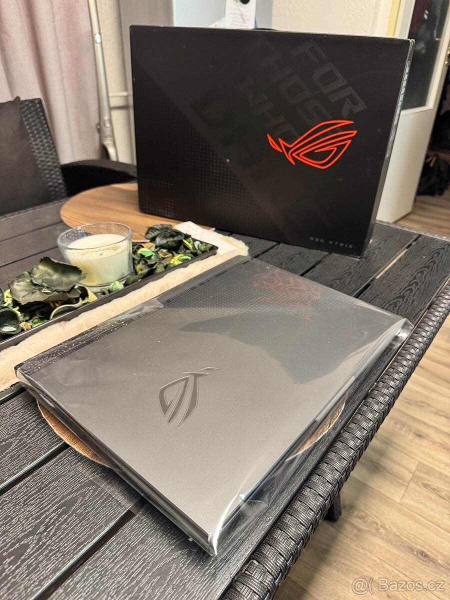 Velký herní notebook Asus ROG - 8