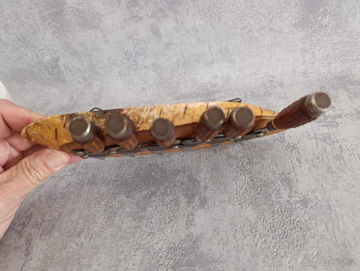 6ks malých nožíku na dřevěné podložce na zavěšení - 8