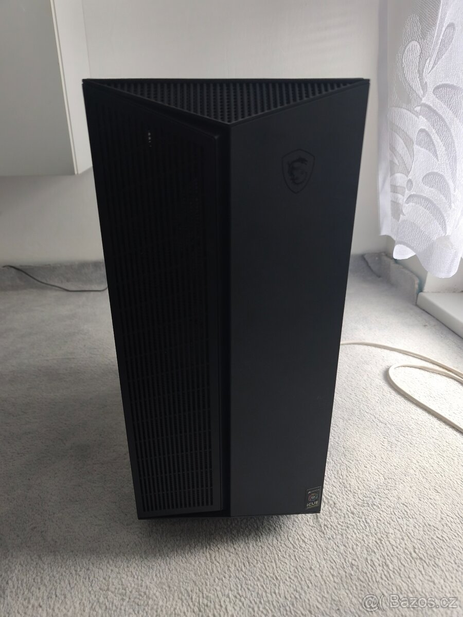 Herní počítač s klávesnicí, monitorem a reproduktory - 8