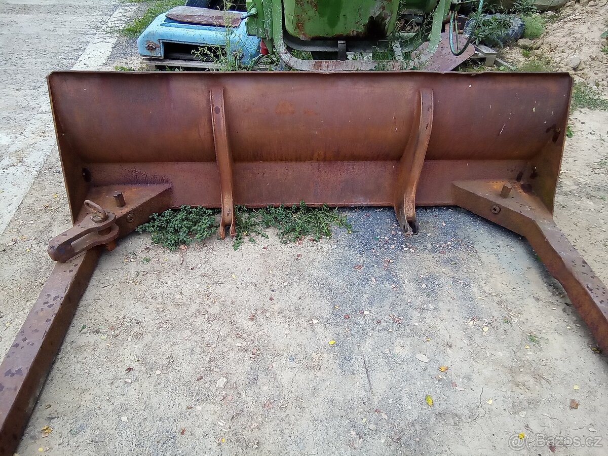 Čelní radlice na pásový raktor DT - 8