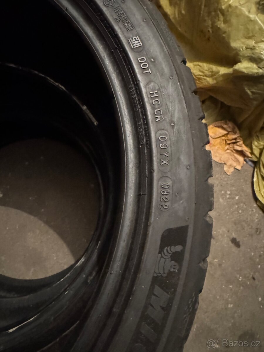 225/40R18 - 8