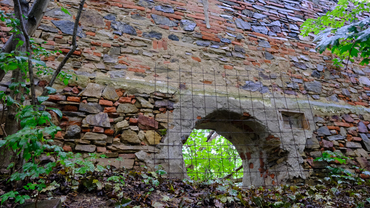 Prodej atyp.st.pozemek(1100 m2)areál zámku,Police u Jemnice - 8