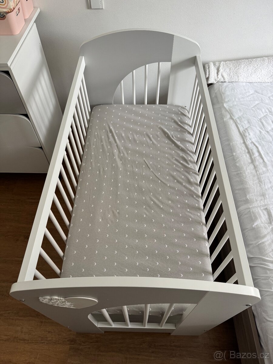 Komoda s přebalovacím nástavcem a dětská postýlka se zásuvko - 8