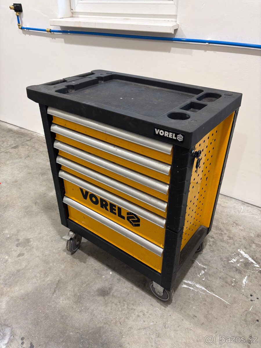 Vybavený vozík s nářadím a kompresor - 8