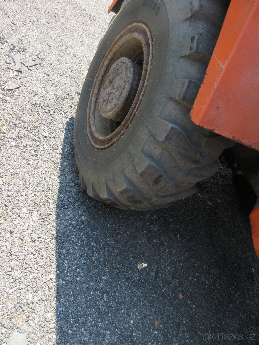 Kolový NAKLADAČ ZTS UNK 320 - 8