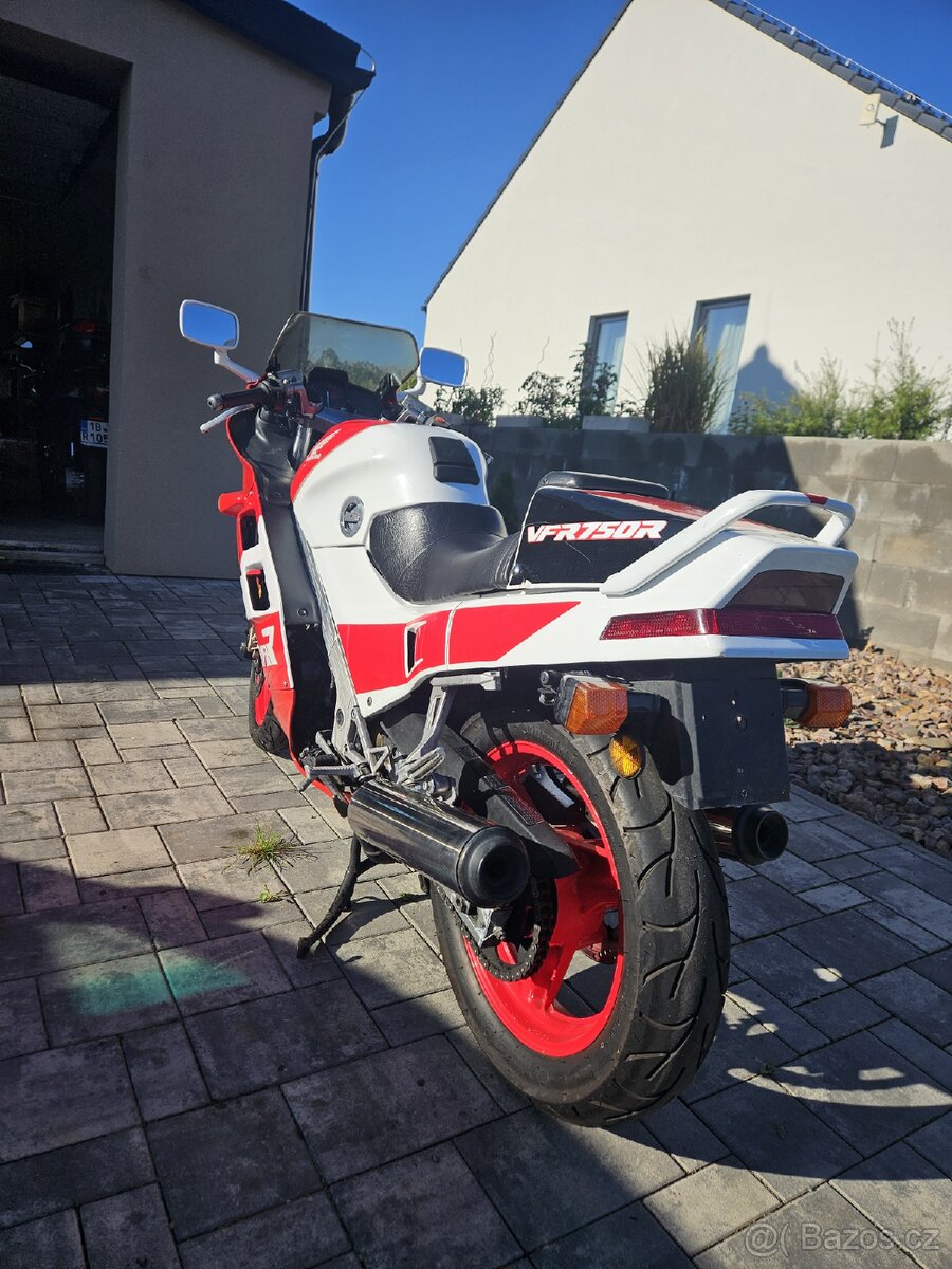 Honda VFR 750 - 8