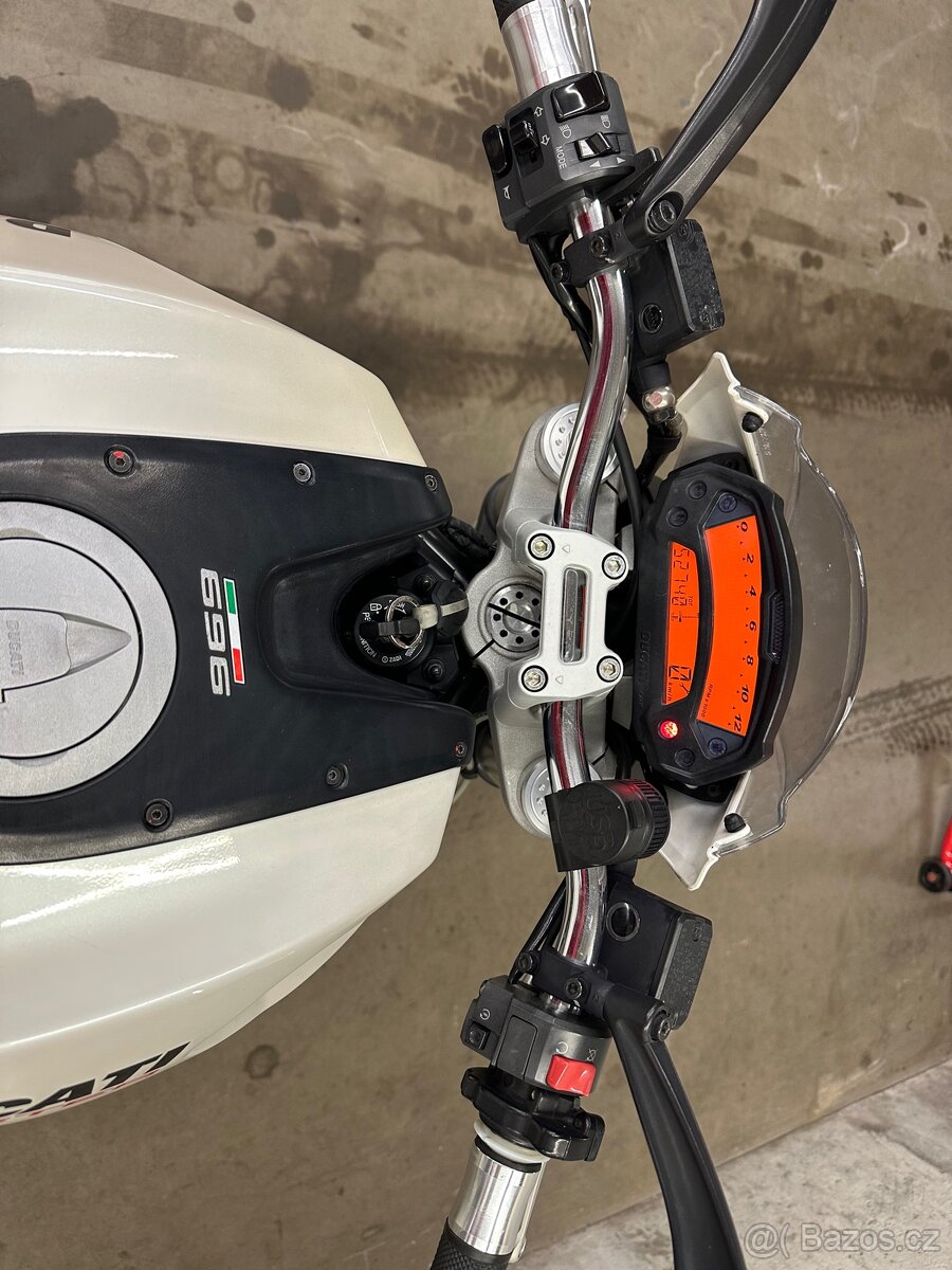 DUCATI Monster 696 - 8