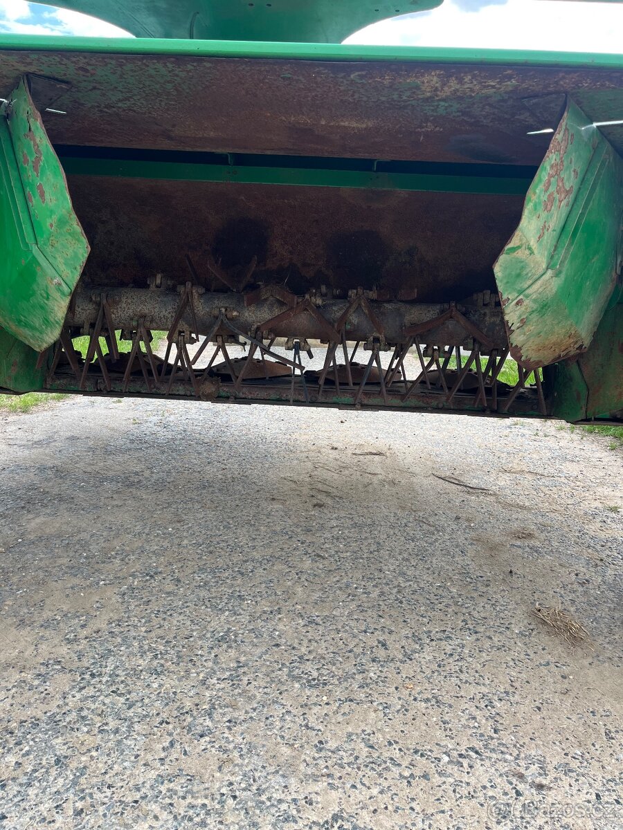 Tažená sekačka John Deere 530 - 8