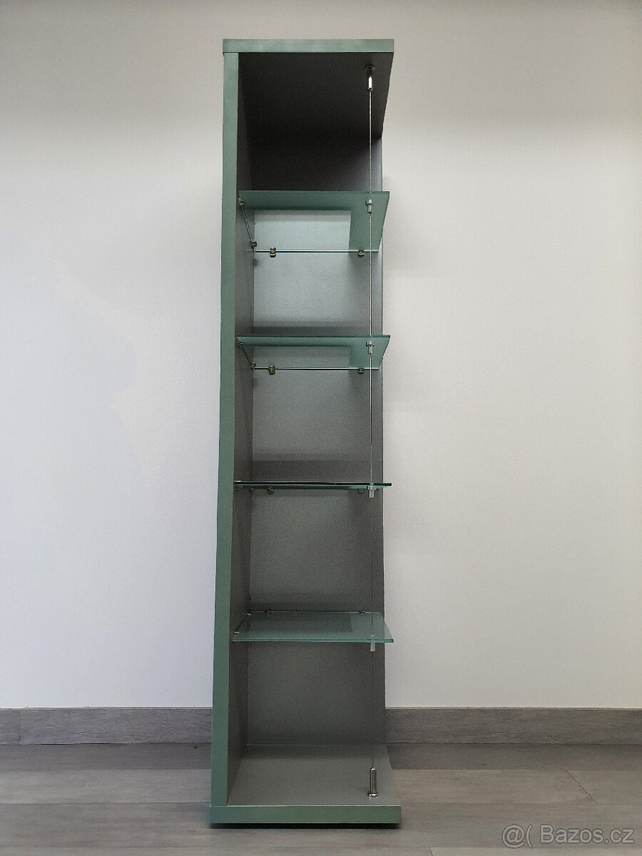 Výstavní rohová policová vitrína - 8