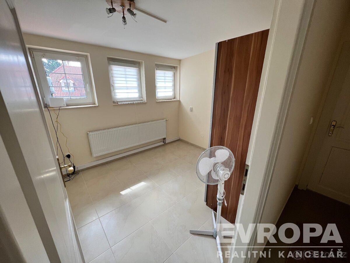 Zateplený vícegenerační rodinný dům s velkým rovinatým pozem - 8