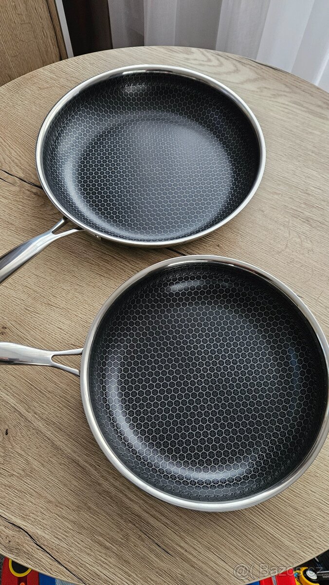 Seda dvou pánví David v kuchyni - 8