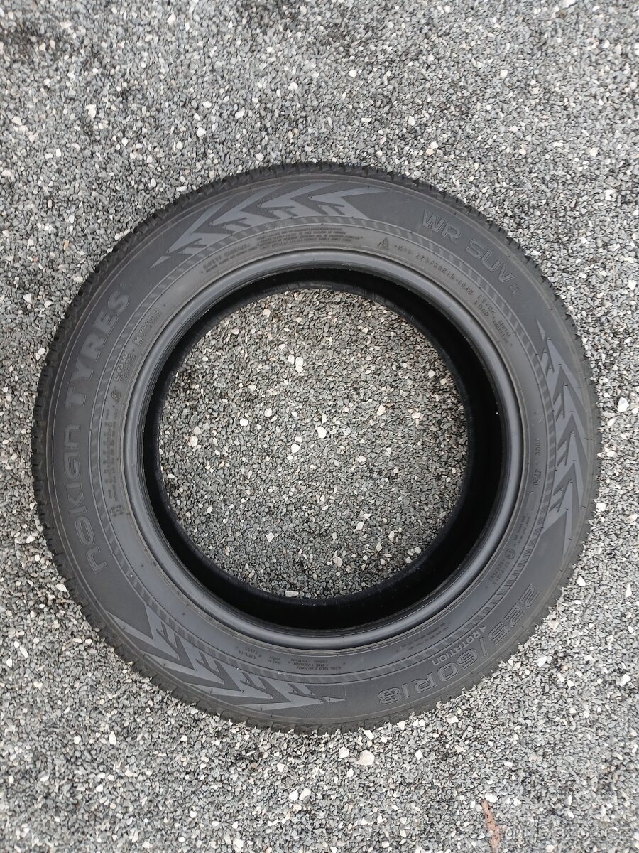 Pěkné zimní pneu Nokian 225/60/18 vzorek 8mm - 8