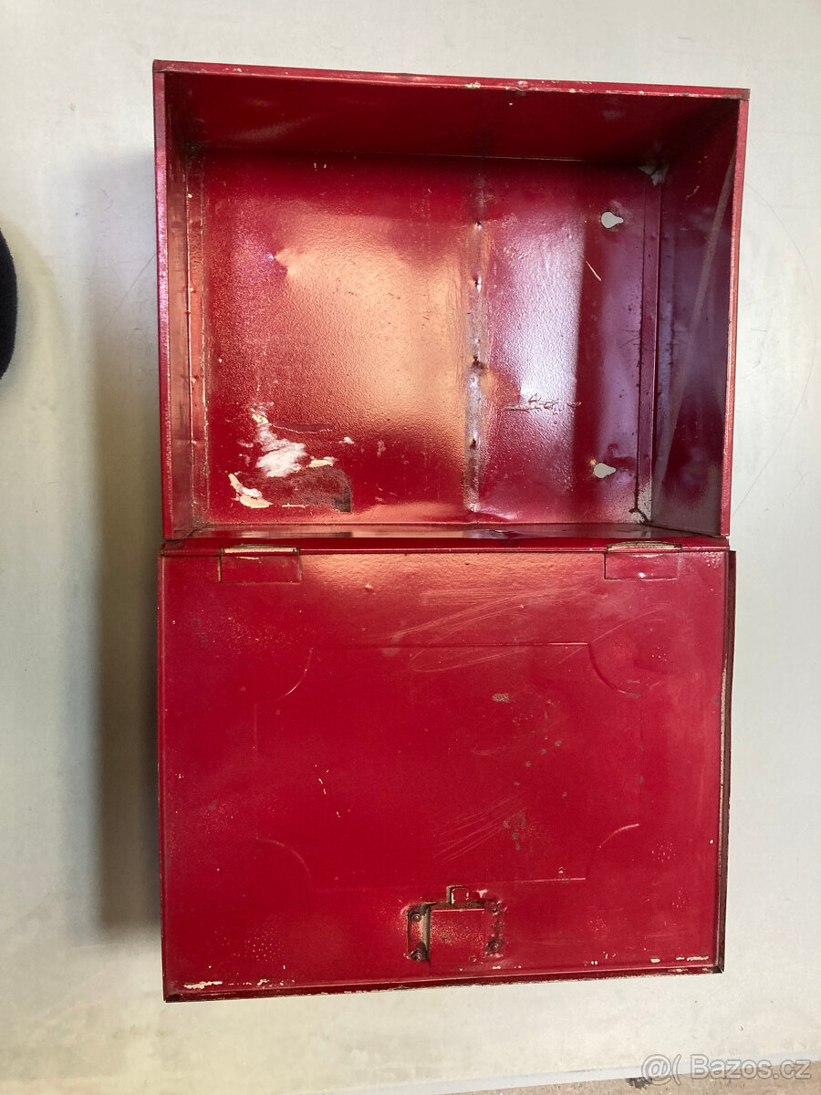 Skříňka plechová nástěnná závěsná uzamykatelná za 300 kč - 8