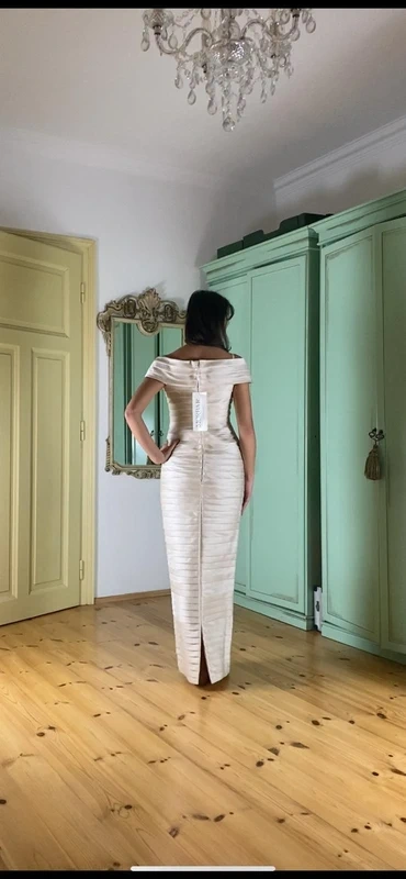 Nové společenské dlouhé hedvábné úzké minimalistické šaty - 8