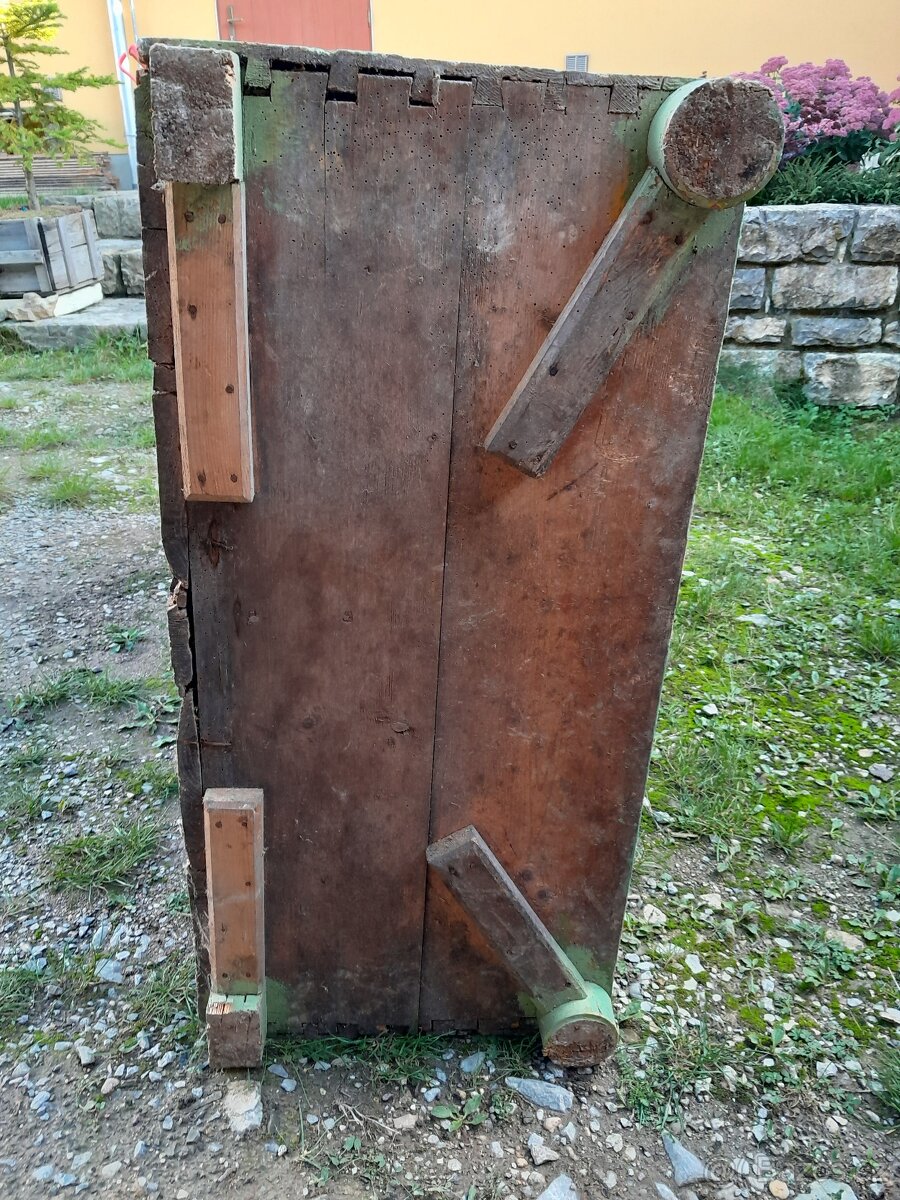 Dřevěná šatní skříň antik - 8