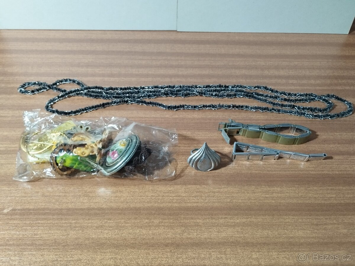 Dřevěná šperkovnice + bižuterie - 8