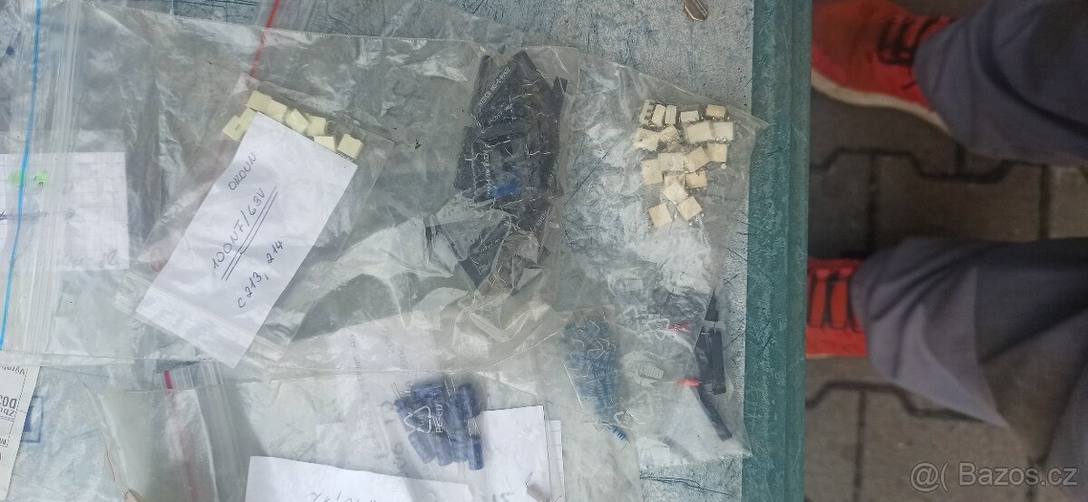 Velké množství součástek - 8