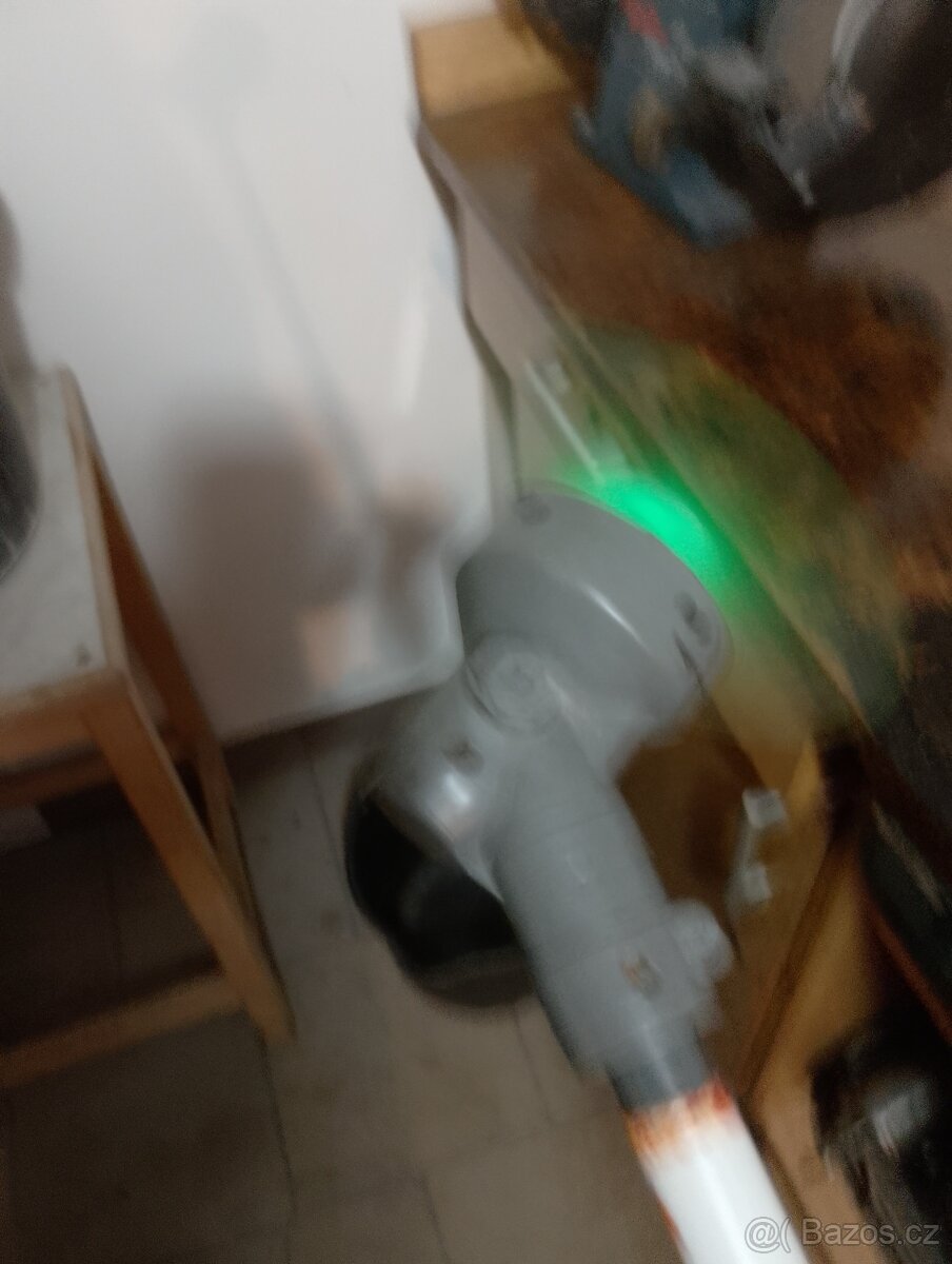 Dětská pila, křovinořez a helma - 8