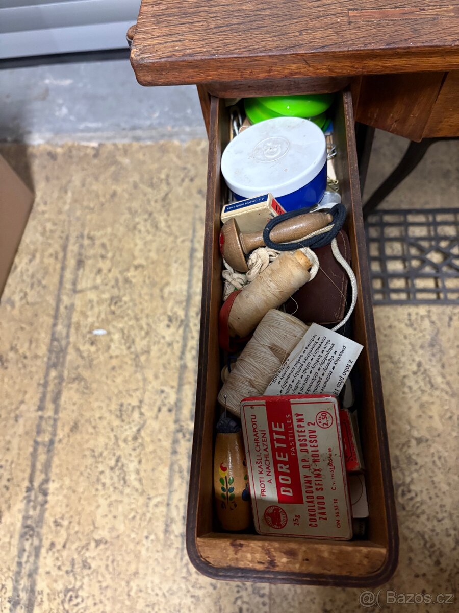 Prodám starý šicí stroj Lada - 8