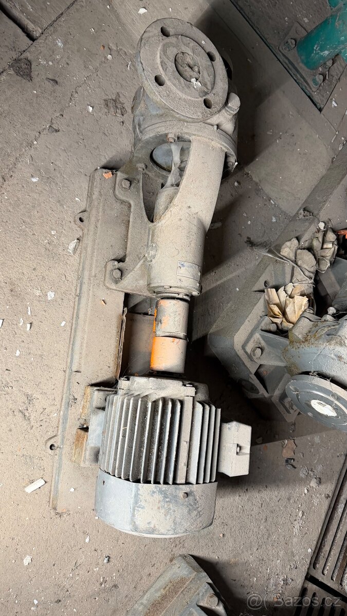 ELEKTROMOTOR S ČERPADLEM - 8