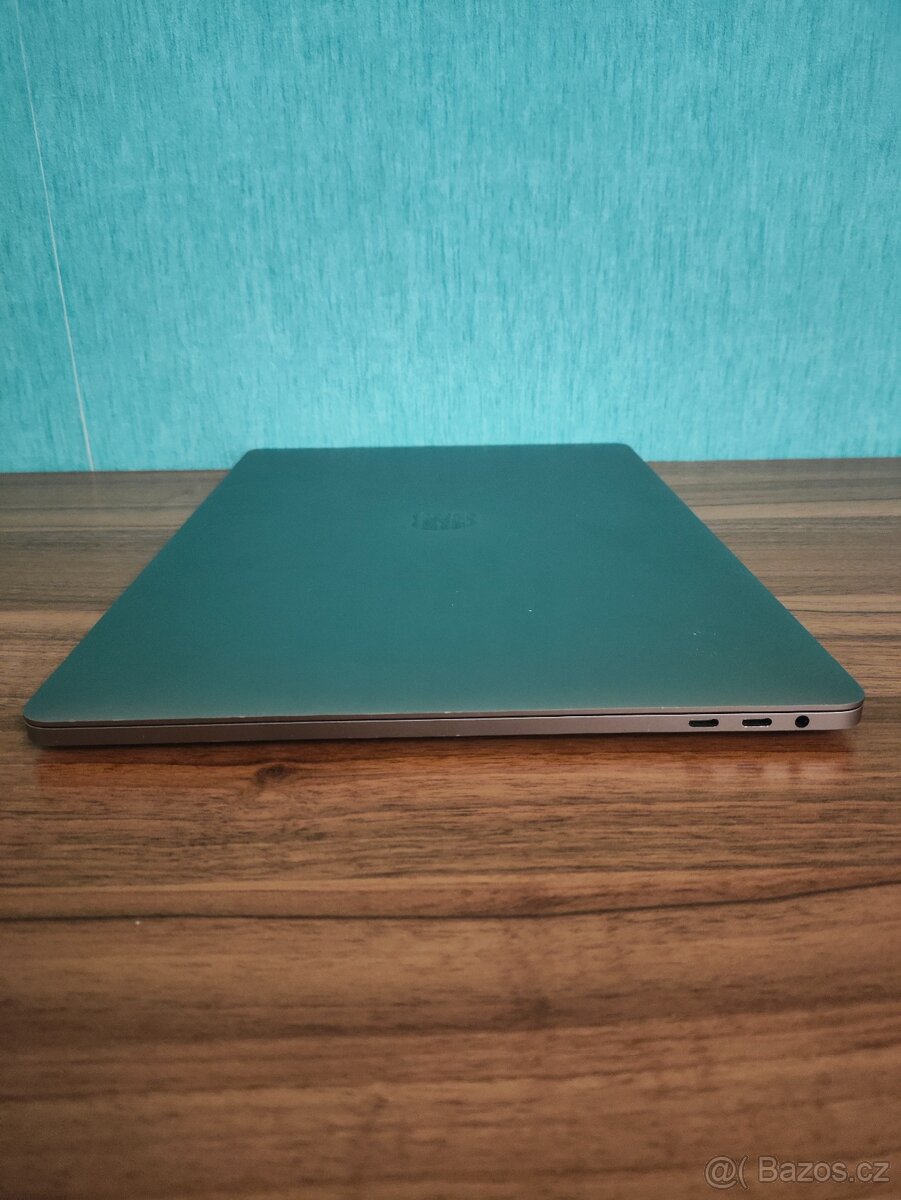 MacBook Pro 15 2018 | i7 • 16GB • 256GB - 8