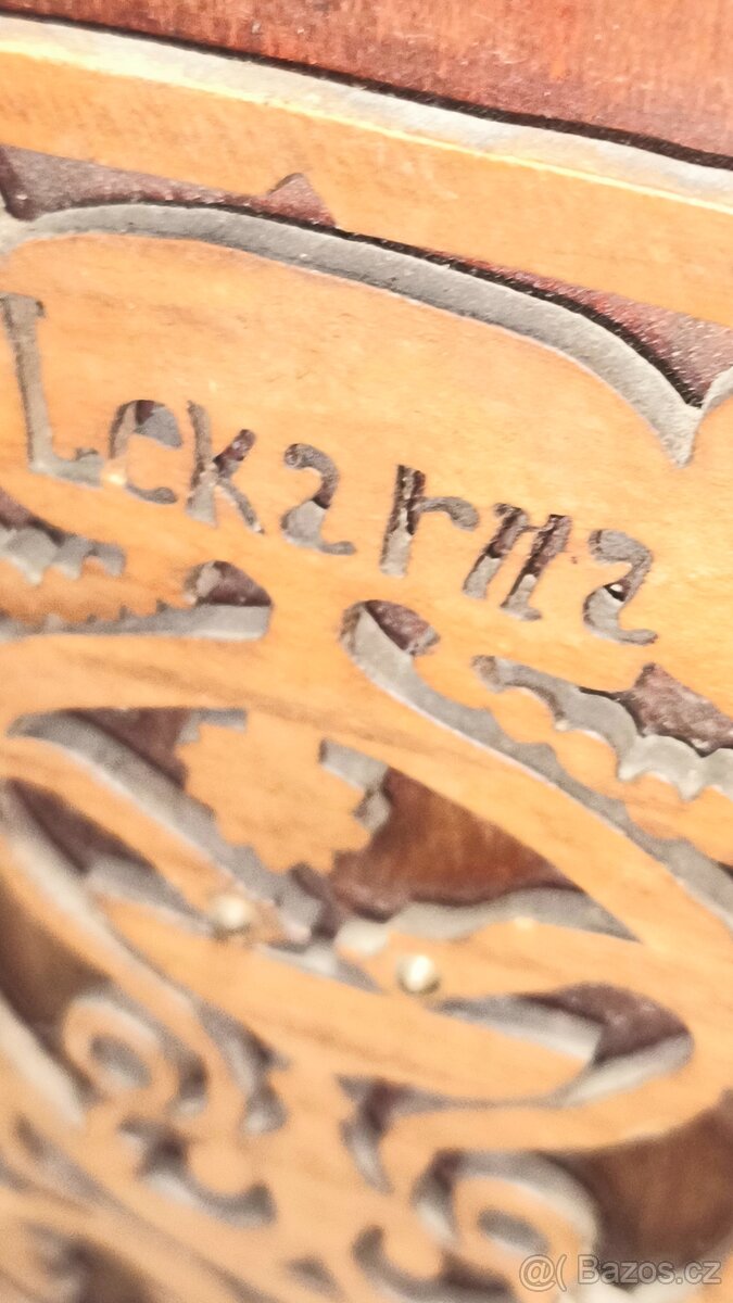 Dřevěná, zdobená skříňka . - 8