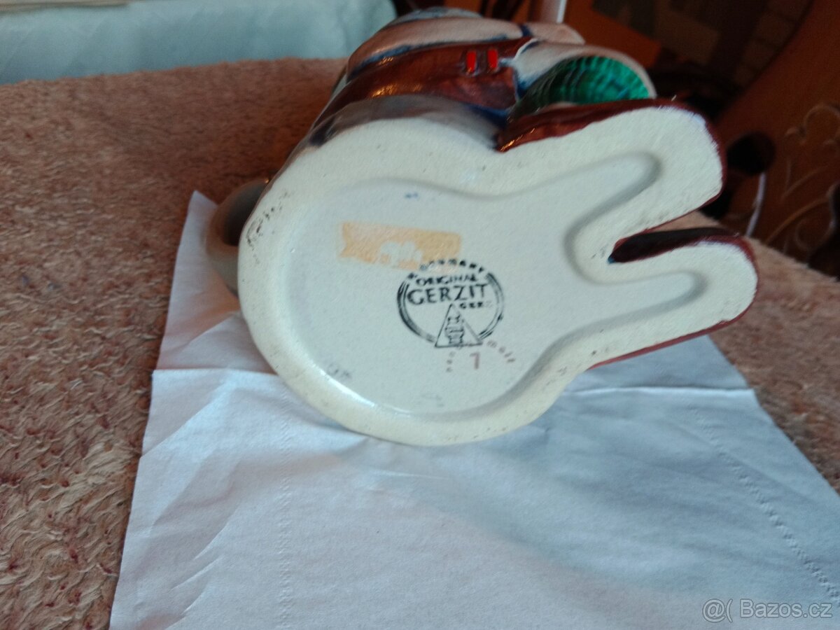 Pěkný,starý ,figurální korbel-harmonikář - 8